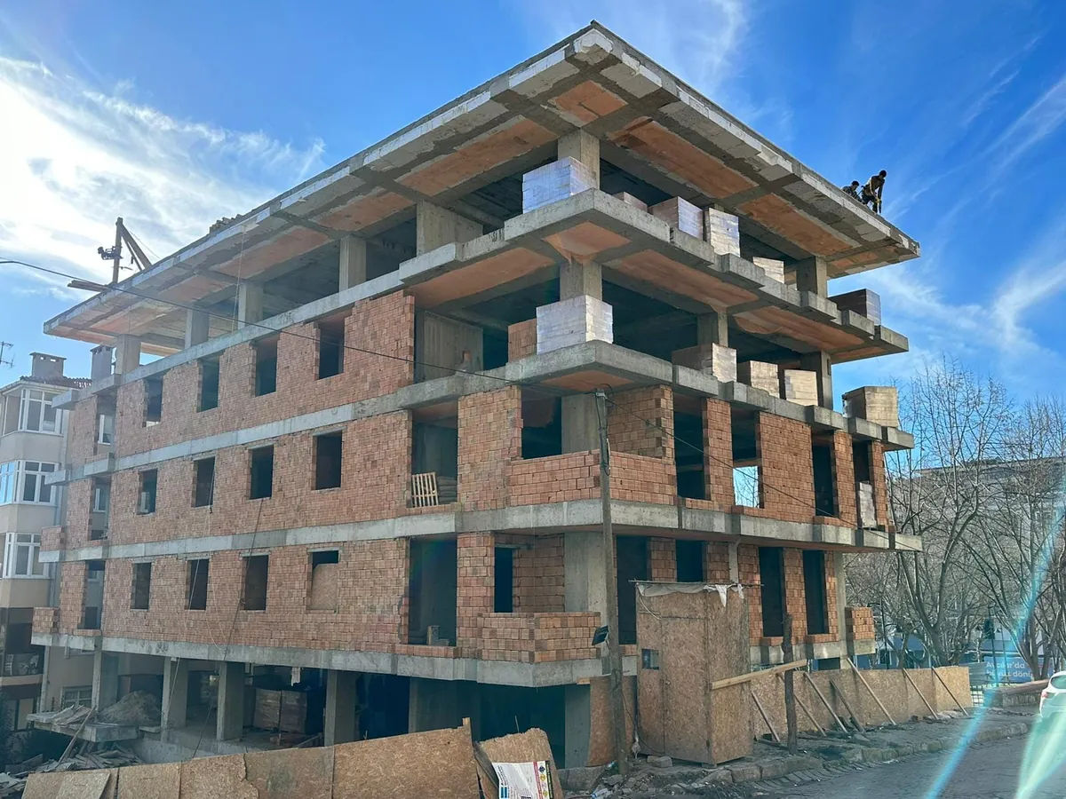 Bina dış cephesi uygulama öncesi: kaba inşaat hâlinde tuğla ve beton yüzeyler