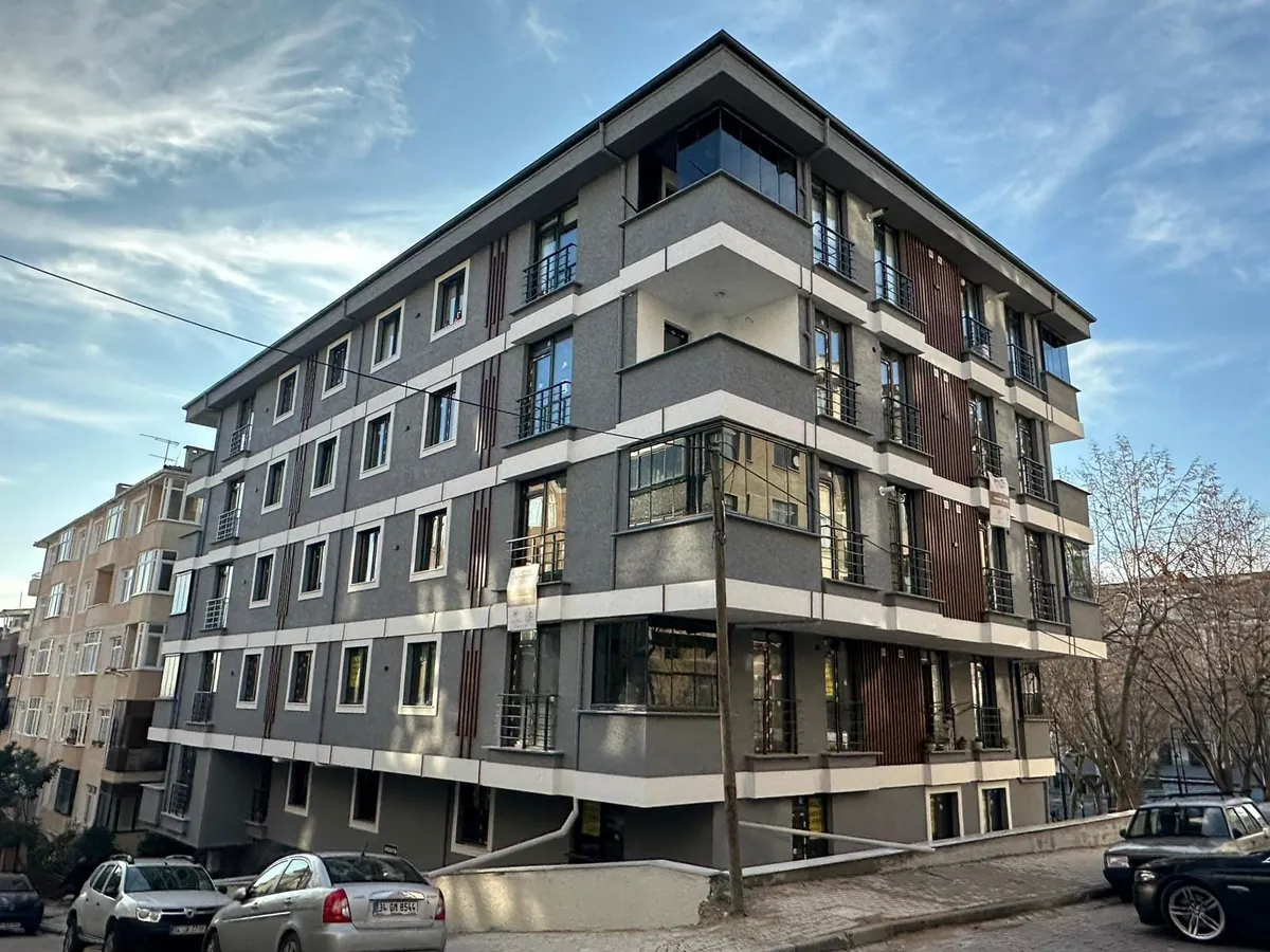 Bina dış cephesi uygulama sonrası: antrasit ve beyaz tamamlanmış cephe